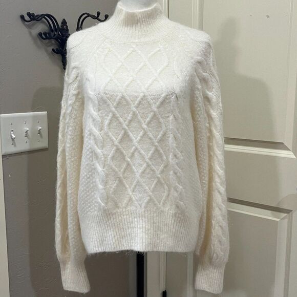 Abercrombie & Fitch Sweaters - Abercrombie Ivory Cable Knit Sweater Women’s Size Large